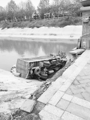 被追尾的貨車倒在石津灌渠里。本報(bào)記者 南開宇 攝