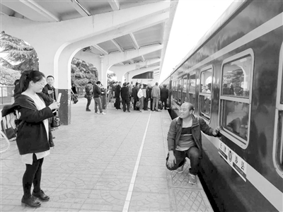 站臺上以列車為背景拍照留念