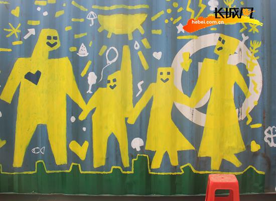 集裝箱涂鴉區(qū)游客們勾勒美好畫面。張千 攝