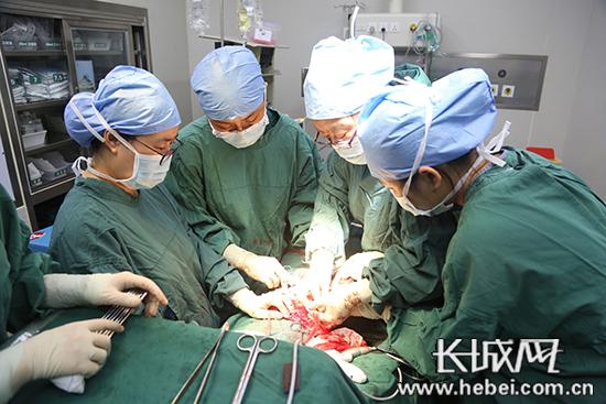 醫(yī)護人員進行手術(shù)。