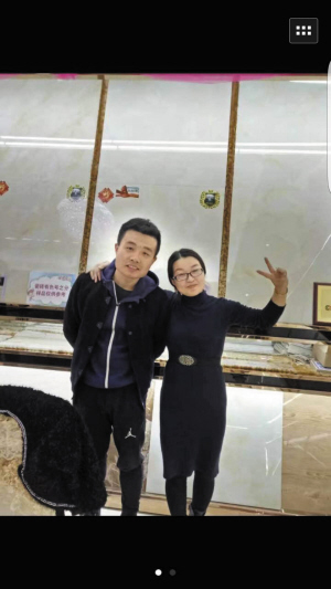 歌手寧杰（左）被市民認(rèn)出求合影。（樂隊(duì)成員供圖）