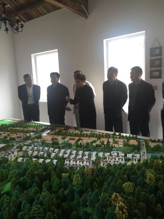 承德市副市長蘇鐵成聽取中國興隆·觀星小鎮(zhèn)旅游度假項目工程負責人關(guān)于項目建設推進情況匯報。