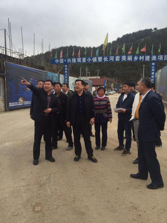 承德市副市長蘇鐵成視察承德市中國興隆·觀星小鎮(zhèn)旅游度假項目。