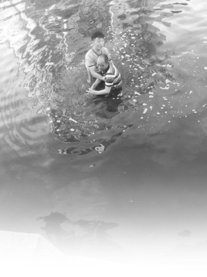 朱青云救人瞬間  李懷建 攝