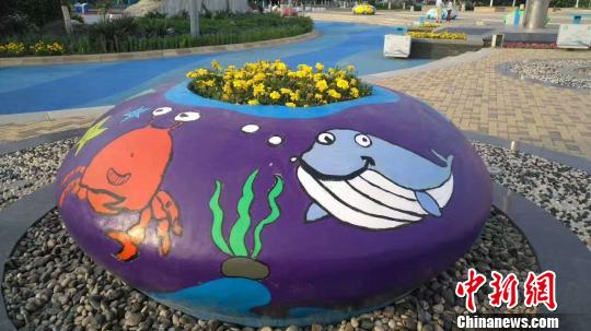 圖為“海洋元素”的手繪給金夢海灣增添了新風景 王天譯 攝