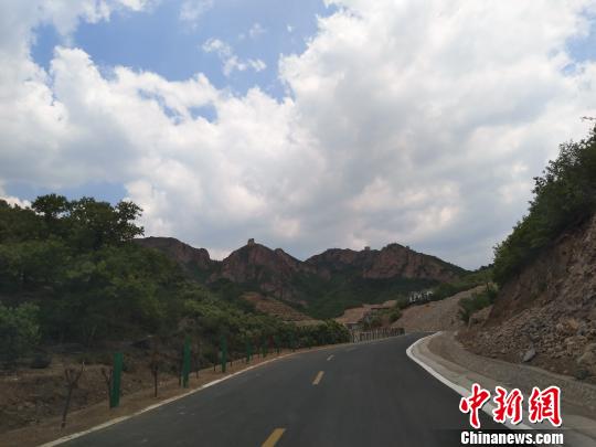 圖為延綿的長城在環(huán)長城公路上隨處可見 王天譯 攝 圖為延綿的長城在環(huán)長城公路上隨處可見 王天譯 攝