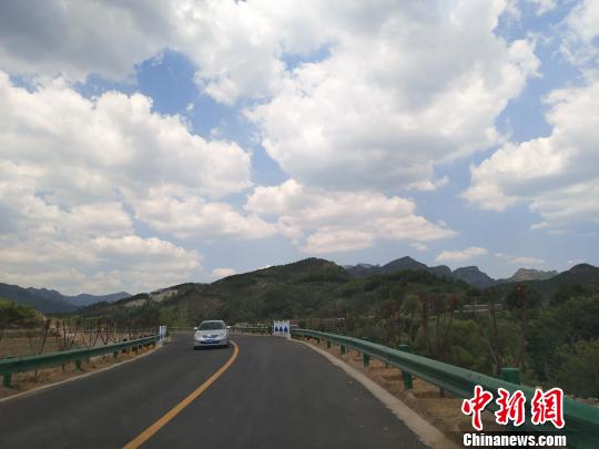 圖為環(huán)長城公路一景 王天譯 攝 圖為環(huán)長城公路一景 王天譯 攝