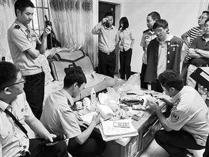 穿著拘留服的“老賴”徐某某看著法官清點(diǎn)他被強(qiáng)制執(zhí)行的款項(xiàng)