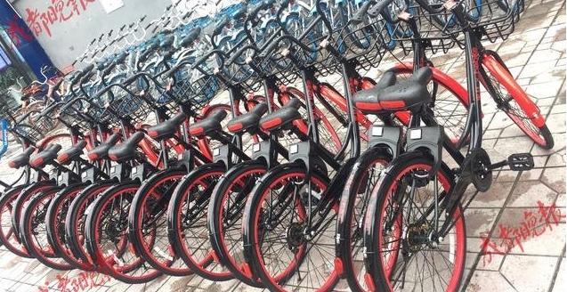 幾乎每出現(xiàn)一種新顏色的共享單車(chē)，都會(huì)有網(wǎng)友替創(chuàng)業(yè)者擔(dān)心，顏色要不夠用了。圖為成都街頭出現(xiàn)的黑色單車(chē)。