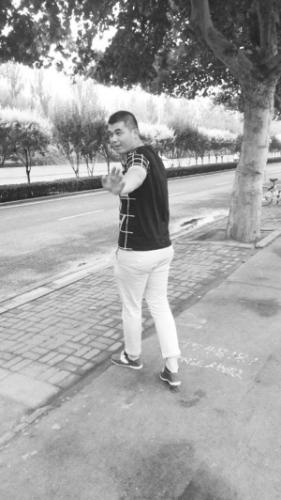 就是這位小伙子把包還給了失主。 　　照片由王英輝的朋友提供