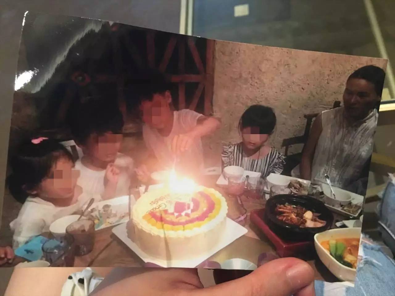 去世的孩子和家人在一起。（受訪者供圖）