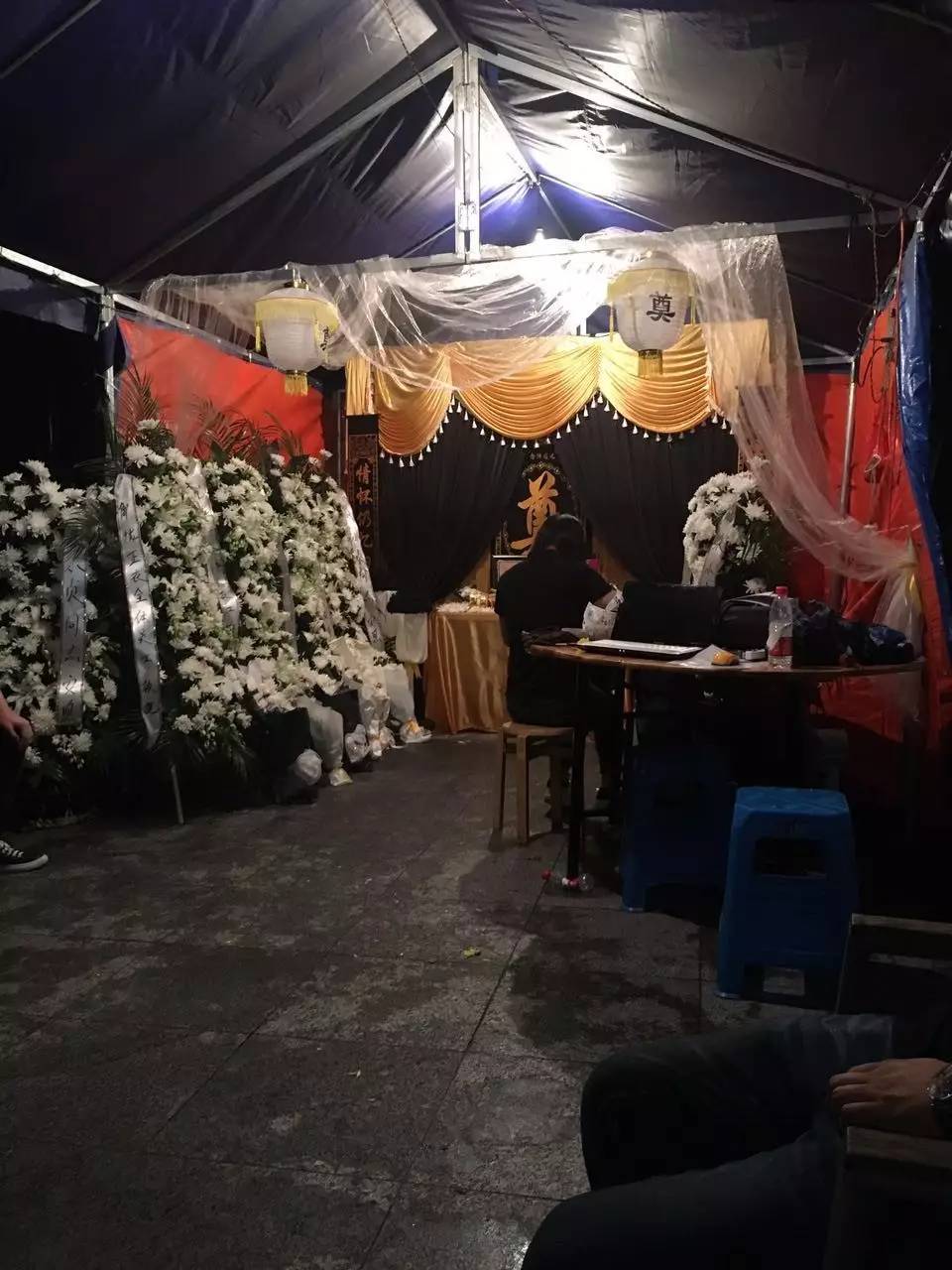 　小區(qū)內(nèi)搭建的臨時靈堂，（新京報記者王婧祎攝）