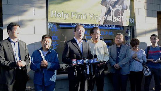 2017年6月24日，芝加哥福建同鄉(xiāng)會(huì)為失蹤中國訪問學(xué)者章瑩穎舉行平安回家燭光守夜活動(dòng)。中國駐芝加哥總領(lǐng)事洪磊出席活動(dòng)。圖片來源：中國駐芝加哥總領(lǐng)館