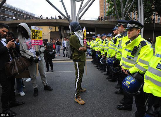 抗議者與警方對(duì)峙