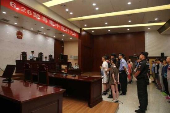 一共20個被告人的隊伍被法警帶上法庭。