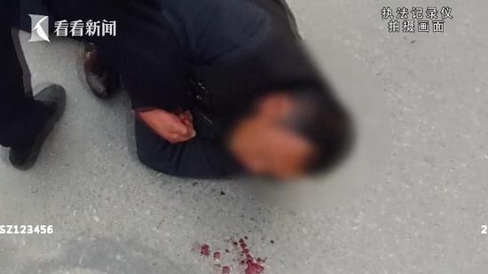 這名男子情緒一度非常激動(dòng)，不但不配合警方調(diào)查、態(tài)度蠻橫，多次拉扯交警。甚至對(duì)前來勸阻他的妻子也大打出手。