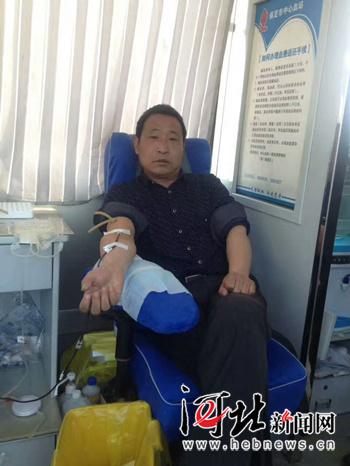 梁棟軍帶頭獻血