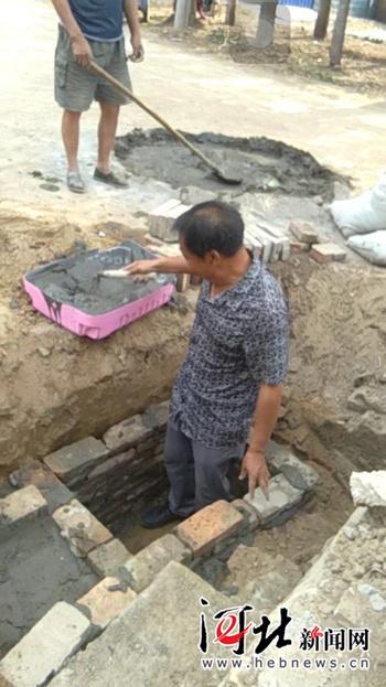 梁棟軍動手修村里下水管道