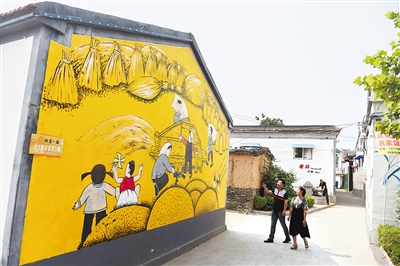 6月20日，游客在館陶縣糧畫小鎮(zhèn)壽東村參觀。壽東村植入糧畫這個(gè)特色產(chǎn)業(yè)，產(chǎn)業(yè)、文化、旅游同步推進(jìn)，入選2015年中國(guó)十大最美鄉(xiāng)村。記者 趙永輝攝