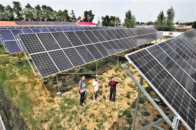 張北縣德勝村新建的500千瓦光伏電站。（資料片）記者 杜柏樺攝