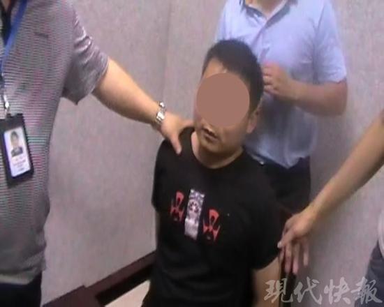 陳某被抓后和網(wǎng)友深情告別，隨后他被帶到派出所，供述了殺人經(jīng)過。 警方供圖