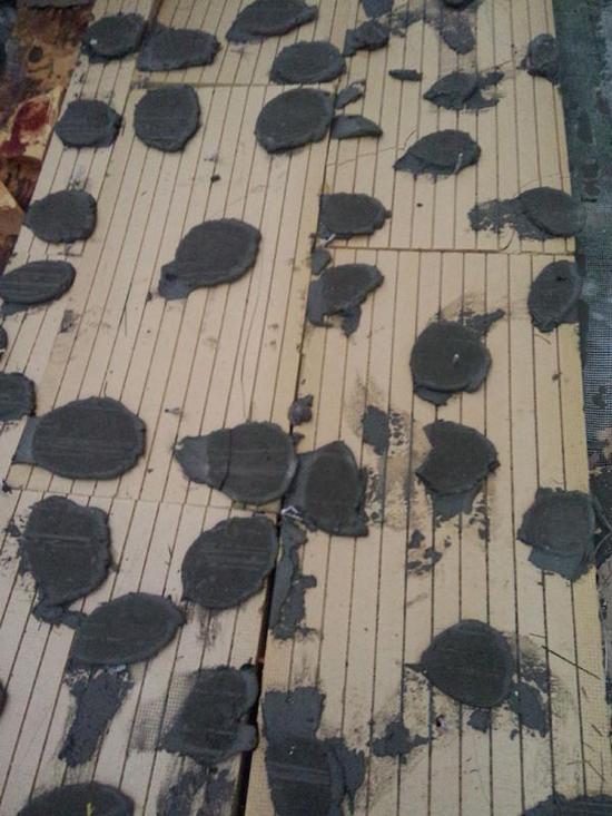 脫落的保溫層。