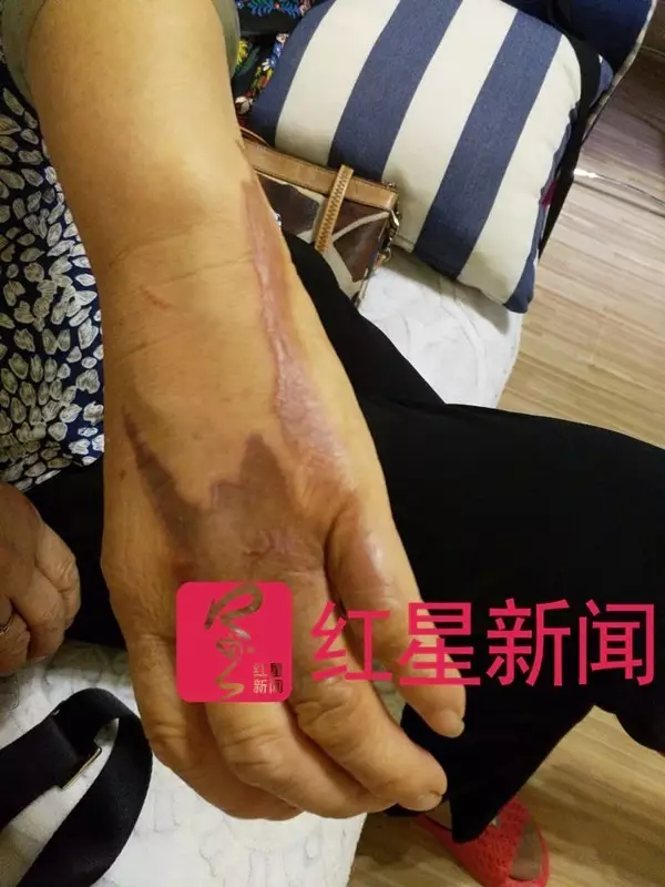 摔壞30萬手鐲女游客:我是低保戶 但從沒想過逃