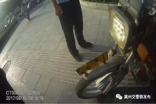 冀州交警查獲一輛無(wú)證駕駛套牌摩托車(chē)