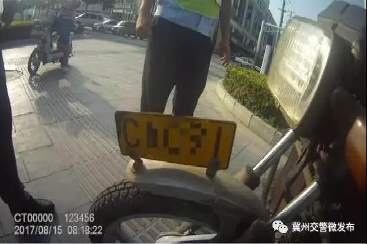 冀州交警查獲一輛無(wú)證駕駛套牌摩托車(chē)