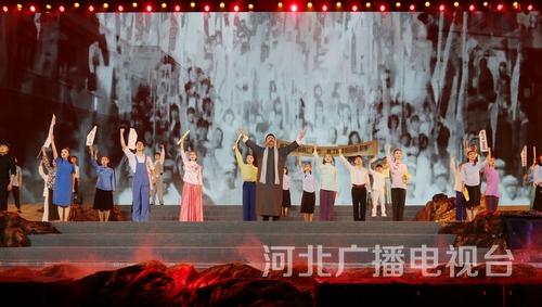 朗誦《口占一絕》。何當(dāng)痛飲黃龍府, 高筑神州風(fēng)雨樓。