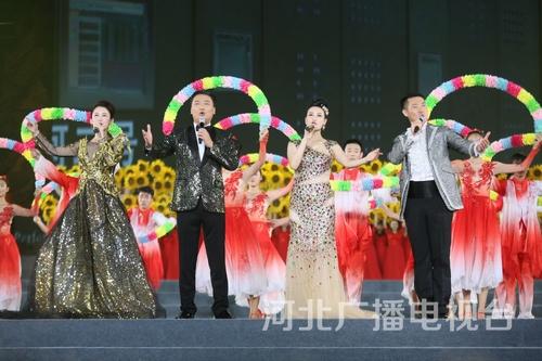 歌曲《不忘初心》。萬(wàn)水千山不忘來(lái)時(shí)路，鮮血澆灌出花開(kāi)的國(guó)度，不忘初心，繼續(xù)前進(jìn)，萬(wàn)水千山，最美中國(guó)道路……