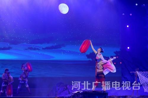 舞蹈《盼歸》。一盞盞紅燈匯聚，漁家女迎接親人的平安歸來(lái)……