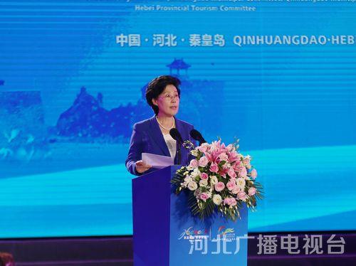 河北省委常委、宣傳部長(zhǎng)田向利介紹出席會(huì)議的領(lǐng)導(dǎo)和重要嘉賓：