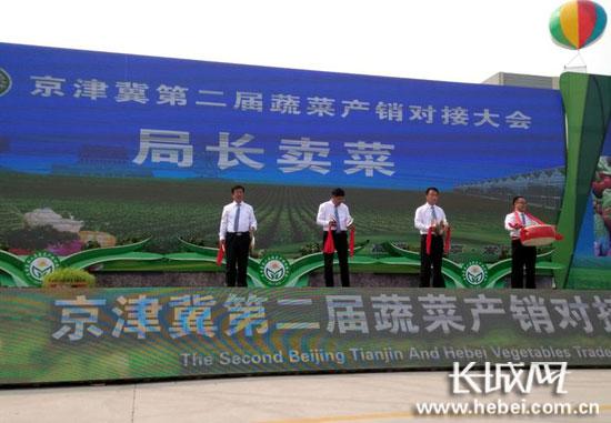 “局長賣菜”活動現(xiàn)場。聶承華 攝