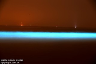 2017年9月17日凌晨，在河北省秦皇島市金夢(mèng)海灣浴場(chǎng)拍攝的“熒光海”。