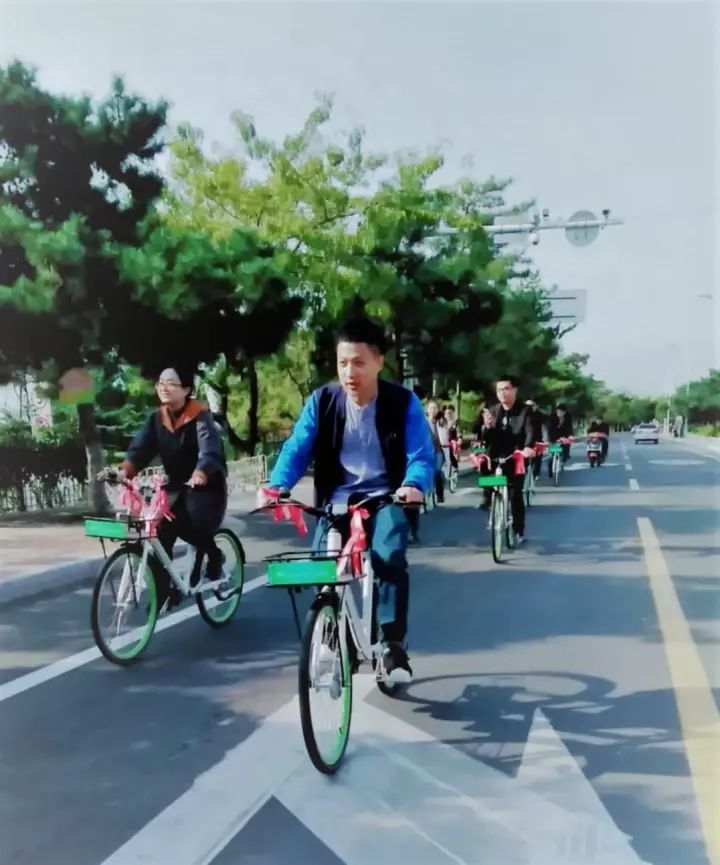 秦皇島街頭現(xiàn)共享單車婚禮 別樣創(chuàng)意驚艷海濱！