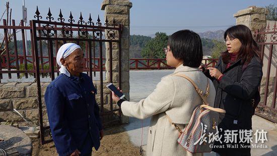 西柏坡村老黨員閆青海接受采訪。記者 商棠 攝