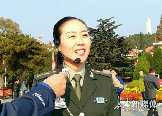 講解員劉曉曉說(shuō)，要把老一輩無(wú)產(chǎn)階級(jí)革命家的故事宣講出去。記者 煙成群 攝