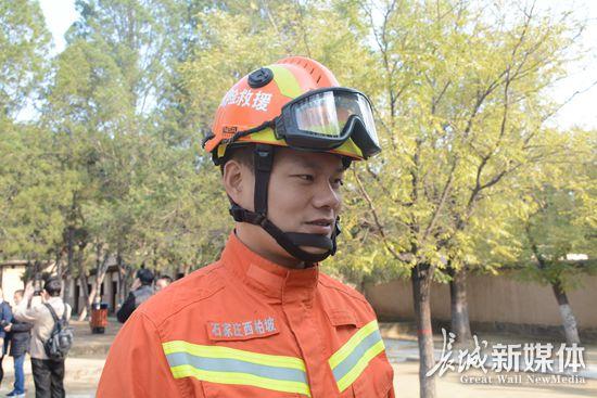 西柏坡消防中隊(duì)指導(dǎo)員席杰接受采訪。記者 劉延麗 攝