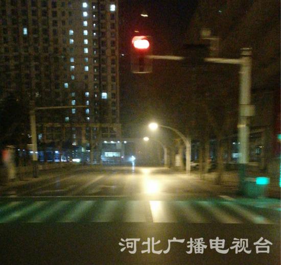 今晨6點(diǎn)，石家莊市裕華路與中華大街附近街景。（張若晨 攝）