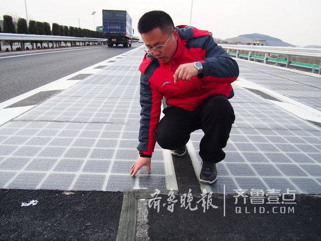 工程人員介紹路面結(jié)構(gòu)和破壞情況。