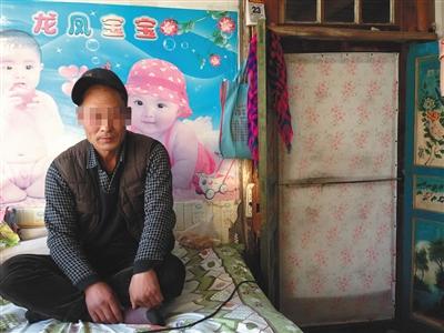 張雨來是交通事故中的傷者。車禍后，他的腿瘸了，頭一直疼。新京報記者 李興麗 攝