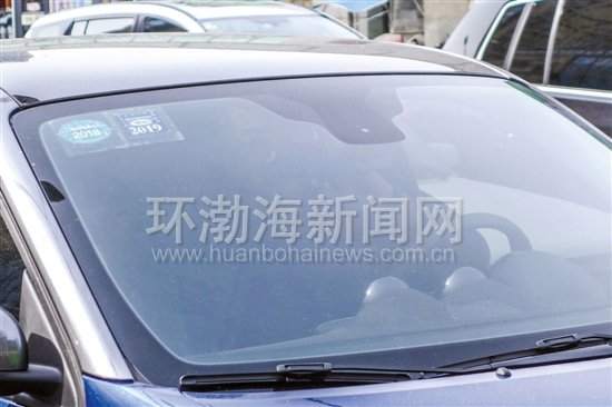 圖為一位司機正在駕駛途中接打電話。