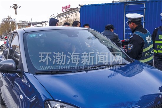 圖為交警對一位在駕駛途中接打電話的司機進行處罰。記者 趙亮 攝