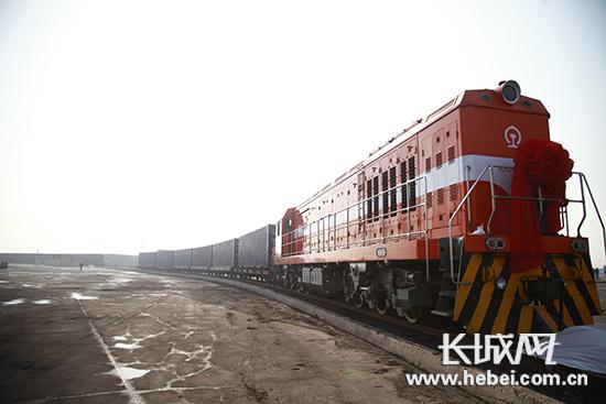 中歐班列(曹妃甸港-烏蘭巴托首列集裝箱國際列車)開行。記者 邢丁 攝