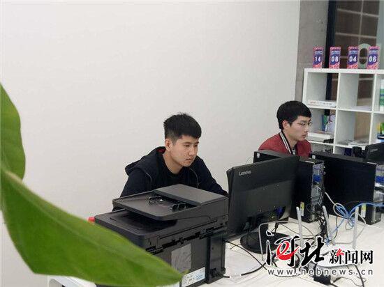 入駐北京服裝學(xué)院容城時(shí)尚產(chǎn)業(yè)園的創(chuàng)業(yè)團(tuán)隊(duì)在工作。 記者原付川攝