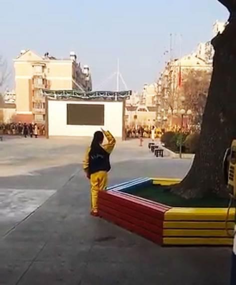 馬藝慈向國旗敬隊(duì)禮。視頻截圖