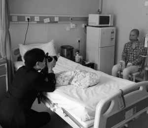 戶籍民警進入無菌病房，為陽陽辦理新身份證。