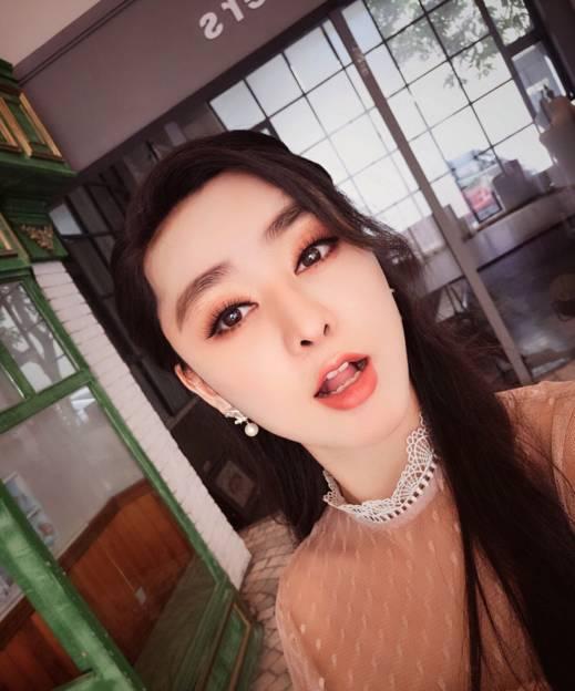 從頭到腳，連頭發(fā)絲都要整得一毛一樣，可以說也是相當(dāng)牛逼了。