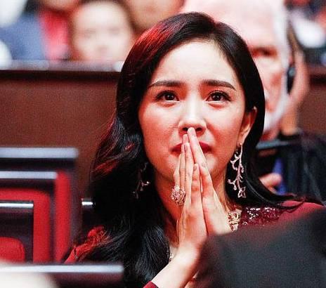 但放出這種高度PS的圖片，跟視覺中國下楊冪的高清照來對比，真的有可比性咩？